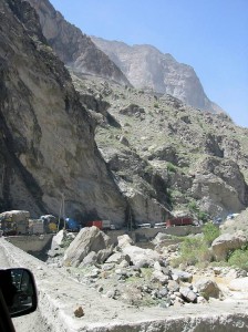 Over fjellet fra Jalalabad til Kabul sto en punktert trailer (!) og sperret veien.