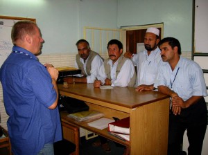 Stig underviser UNICEF’s sjåfører i Masar-i-Sharif i frekvensvalg på HF