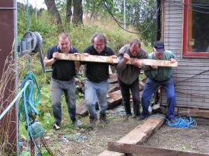 Den tyngste oppgaven var å få en over 400kg jernbaneskinne på plass. Her går LA3XMA, LB9RE, LA3WAA og LA4IC i "firspann."