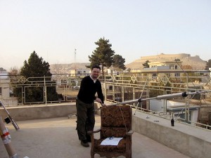 LA5IIA Johnny setter sammen R8 vertikalen på taket av sitt nye "hjem" i Kabul, Afganistan