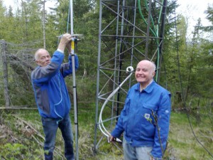 Oddbjørn, LA9JK og Stein-Olav, LA9QV klargjør 6m antennen, AR-6 (Cushcraft) for montering